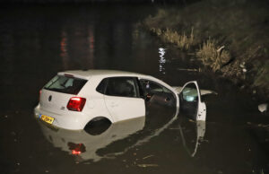 Automobilist vliegt uit de bocht en beland in water Veenland Wateringen