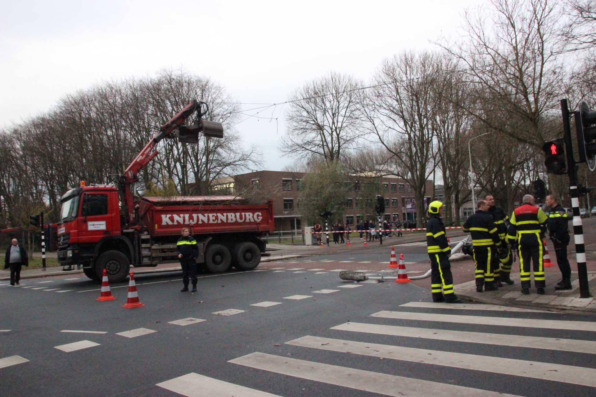 8 december Vrachtwagen neemt bovenleiding mee; tramverkeer ontregeld Melis Stokelaan Den Haag