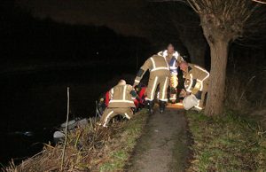 11 december Brandweer haalt te water geraakte man uit water Tweemolentjeskade Delft