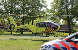 Persoon zwaargewond na val van trap; traumahelikopter landt Het Tolland Wateringen