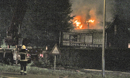 27 augustus Uitslaande dakbrand verwoest slooppand Hoofdweg-Zuid Nieuwerkerk a/d IJssel