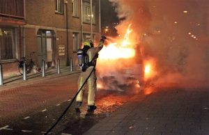 Brandweer blust autobrand Rijswijksestraat Den Haag