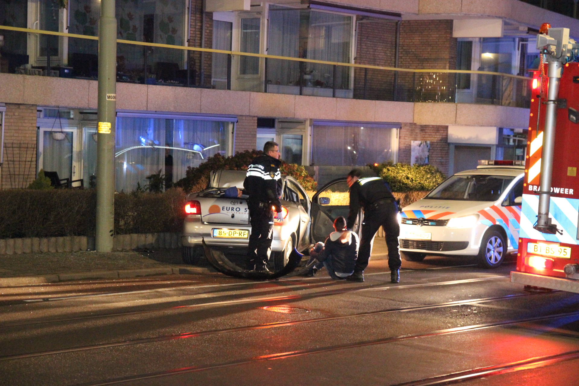 16 februari Drie gewonden bij flinke aanrijding Duinstraat Den Haag
