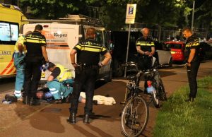 Fietser botst in op brommer Vreeswijkstraat Den Haag
