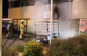 Aanhanger in brand zorgt voor schade aan gebouw bij tankstation ‘s-Gravenzande VIDEO