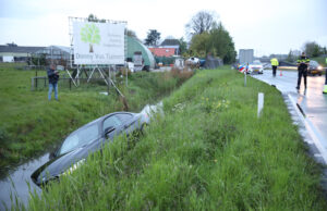 Hulpdiensten rukken uit voor auto te water Wippolderlaan-N211 Wateringen