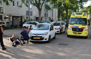 Bezorger op scooter gewond bij aanrijding Derde Werelddreef Delft