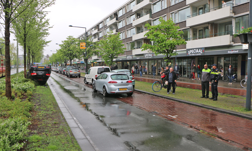 30 april Auto over de kop na ongeval Papsouwselaan Delft