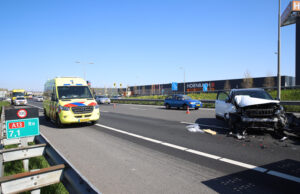 Flinke schade na aanrijding A13 Delft