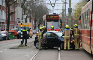 Auto komt in botsing met tram Jan van der Heijdenstraat Den Haag