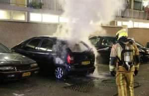 Auto in brand gestoken Bachsingel Delft