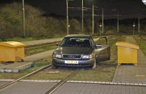 Alcomobilist rijdt zich vast op trambaan Zwarte Pad Den Haag