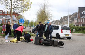 Gewonde na ongeval tussen auto en bezorgscooter Poeldijkseweg Wateringen