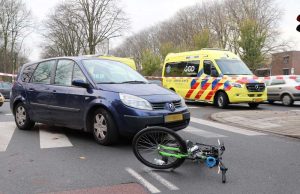 Kinderen op fiets aangereden door personenauto Melis Stokelaan Den Haag