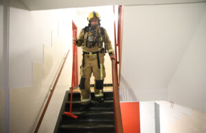 Brandweer moet dweilen na brand in portiek De Gaarde Den Haag