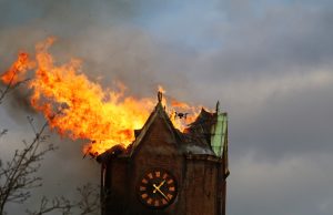 Kerk brandt volledig af tijdens werkzaamheden Hoogmade