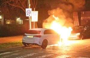 Geparkeerde auto vliegt in brand Steenwijklaan Den Haag