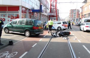 Bestuurder van motorscooter gewond door afslaande auto Hobbemastraat Den Haag