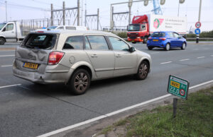 Vrachtwagen rijdt achterop stilstaande auto Wippolderlaan Wateringen