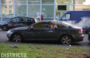 Auto op klaarlichte dag in brand gestoken Aagje Dekenlaan Den Haag