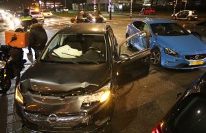 Schade bij ongeval tussen twee voertuigen Troelstrakade Den Haag