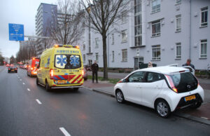 Schade na aanrijding tussen drie voertuigen Erasmusweg Den Haag