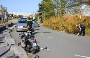 Scooterrijder gewond na aanrijding met auto De Derde Hoeve Maasdijk