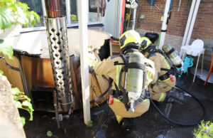 Hot tub vliegt in brand in achtertuin Dorpsstraat Schipluiden