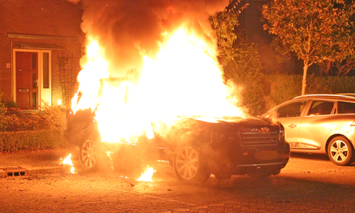 5 september Auto gaat volledig in vlammen op Zonneblok Wateringen