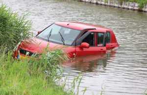 Auto vliegt uit de bocht en belandt in sloot Braslaan Nootdorp
