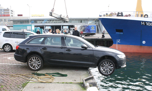 8 november Auto hangt boven het water Vissershavenweg Scheveningen