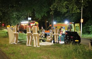 Automobilist zwaargewond na botsing tegen boom Lozerlaan Den Haag