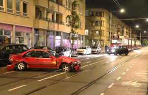 Bestuurder ramt verschillende geparkeerde voertuigen Hobbemastraat Den Haag
