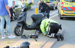 Schade na ongeval tussen auto en scooter Oude Middenweg Den Haag
