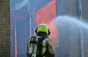 Grote brand in oud schoolgebouw, gebouw gecontroleerd uitgebrand Doctor van Noortstraat Stompwijk