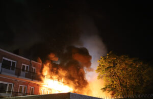 Grote brand in Den Haag: meerdere balkons en woningen in brand Wouwermanstraat Den Haag