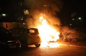 Geparkeerde auto volledig uitgebrand Melis Stokezijde Den Haag