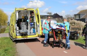 Scooterrijdster gewond na aanrijding met busje Veenweg Den Haag