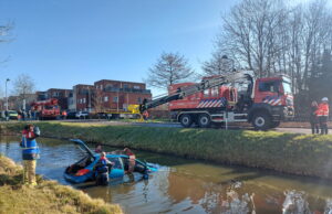 Bestuurder gewond na te water raken met auto Oude Middenweg Den Haag