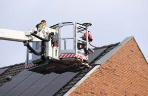 Dakdeel van hoekwoning raakt los door storm Oyevaerswey Rijswijk