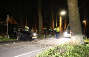 Gewonde bij ongeval auto tegen boom Groot Haesebroekseweg Wassenaar