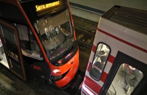 Trams beschadigd door aanrijding Parallelweg Den Haag