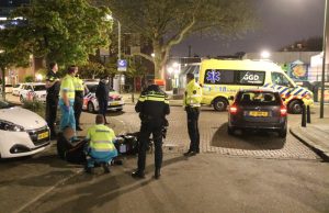 Bestuurder van brommer gewond bij aanrijding Jan van Riekbeekplein Den Haag
