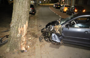 Beschonken automobilist rijdt tegen boom en wordt aangehouden Van Boetzelaerlaan Den Haag