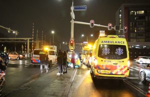 Automobilist rijdt door na aanrijding met voetganger Neherkade Den Haag