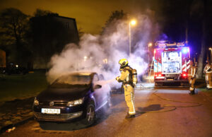 Heren gooien baksteen door de ruit en steken lesauto in brand Cannenburglaan Den Haag