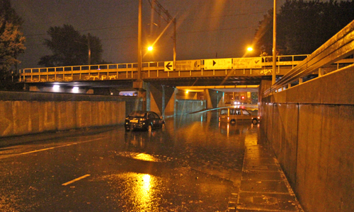 9 september Automobilisten komen vast te zitten door ondergelopen weg Binckhorstlaan Den Haag