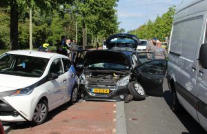 Gewonde bij flinke aanrijding Melis Stokelaan Den Haag