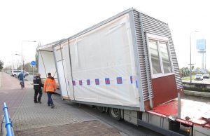Enorme verkeerschaos na aanrijding tussen vrachtwagen en viaduct Delftsestraatweg Delfgauw