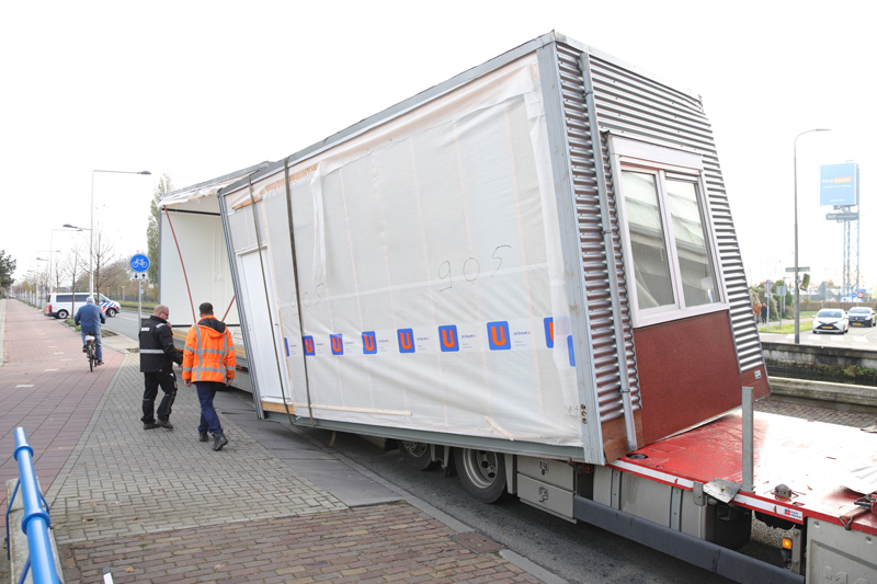 Enorme verkeerschaos na aanrijding tussen vrachtwagen en viaduct Delftsestraatweg Delfgauw - district8.net